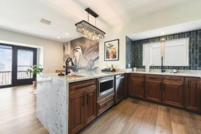 The Grandview Penthouse - Sweeping City Views
